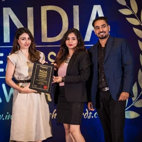 Aastha Jha recieving India Leadership Awards from Soha Ali Khan