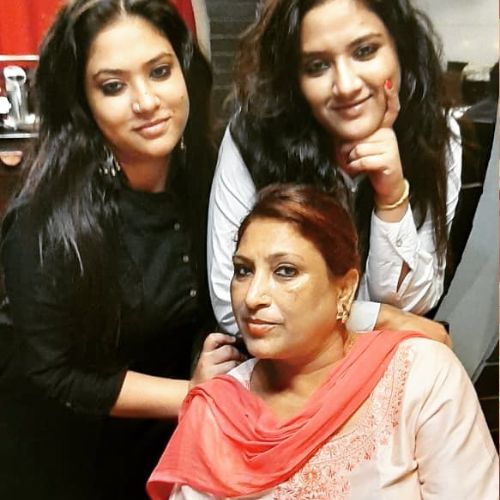 Chandni with her mother and sister