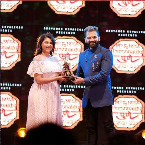 Pooja Purandare receiving Excellence in Television Award