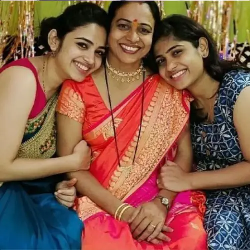 Pratiksha Shivankar with her mother and sister
