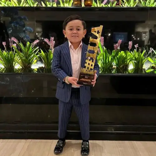 Abdu with the Influencer of the Year Award