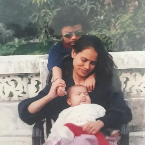 Jahnvi's childhood picture with her mother and brother
