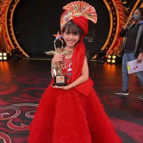 Saisha receiving award
