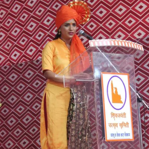 Veena while delivering speech