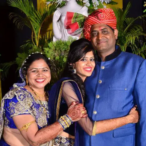 Dipali with her parents
