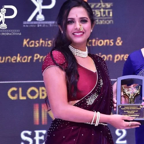 Amruta with her award