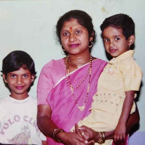 Amruta's childhood picture with her mother and sister