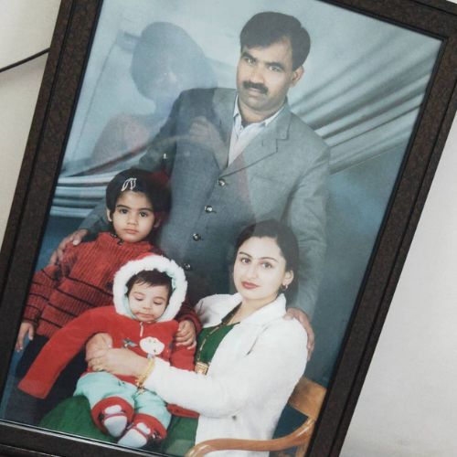 Shivika's childhood picture with her family