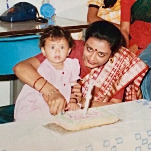 Tejaswini's childhood picture with her mother