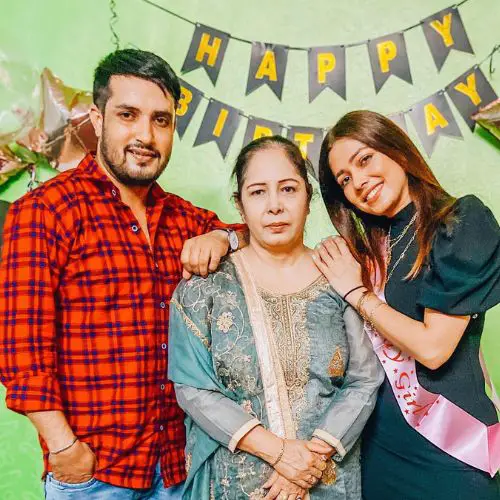 Himani with her mother and brother (1)