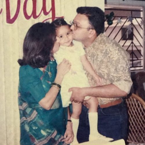 Nitya's childhood picture with her parents