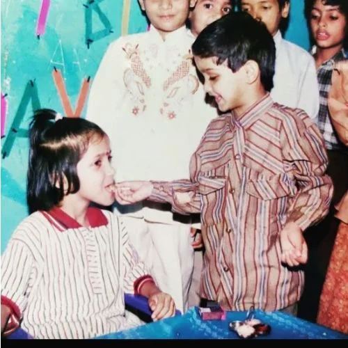 Jiya childhood photo with her sister