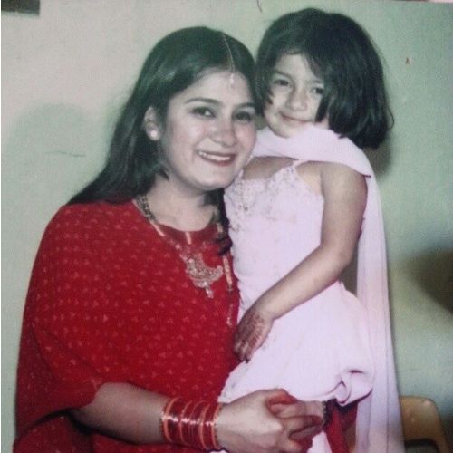 Nidhi Shetty's childhood picture with her mother