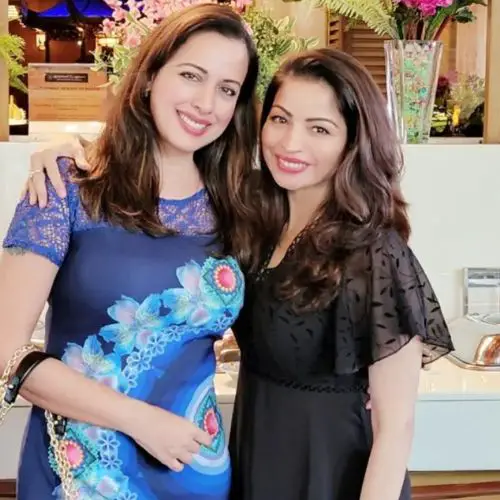 Shillpa Kataria Singh with her sister 