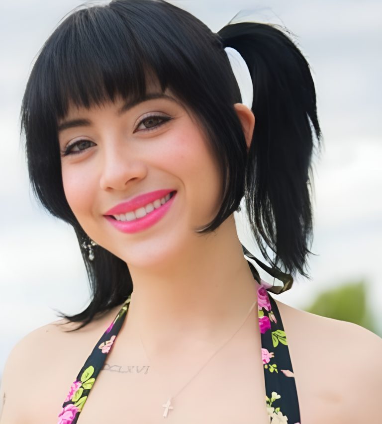 Charlotte Sartre (Actress) Age, Videos, Photos, Biography, Boyfriend