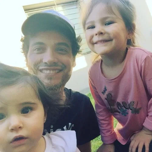 Martín Rodríguez with his daughters